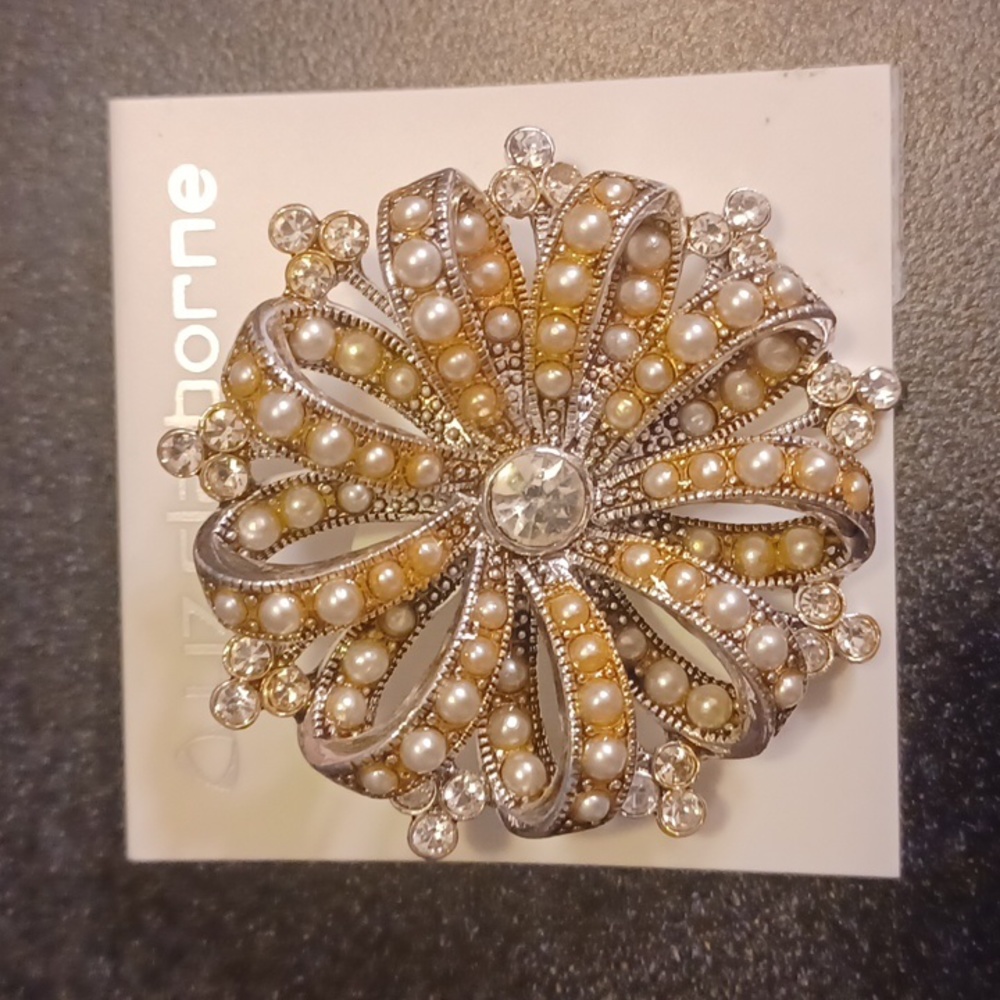 4/$16**NWT-Stunning Liz Claiborne brooch